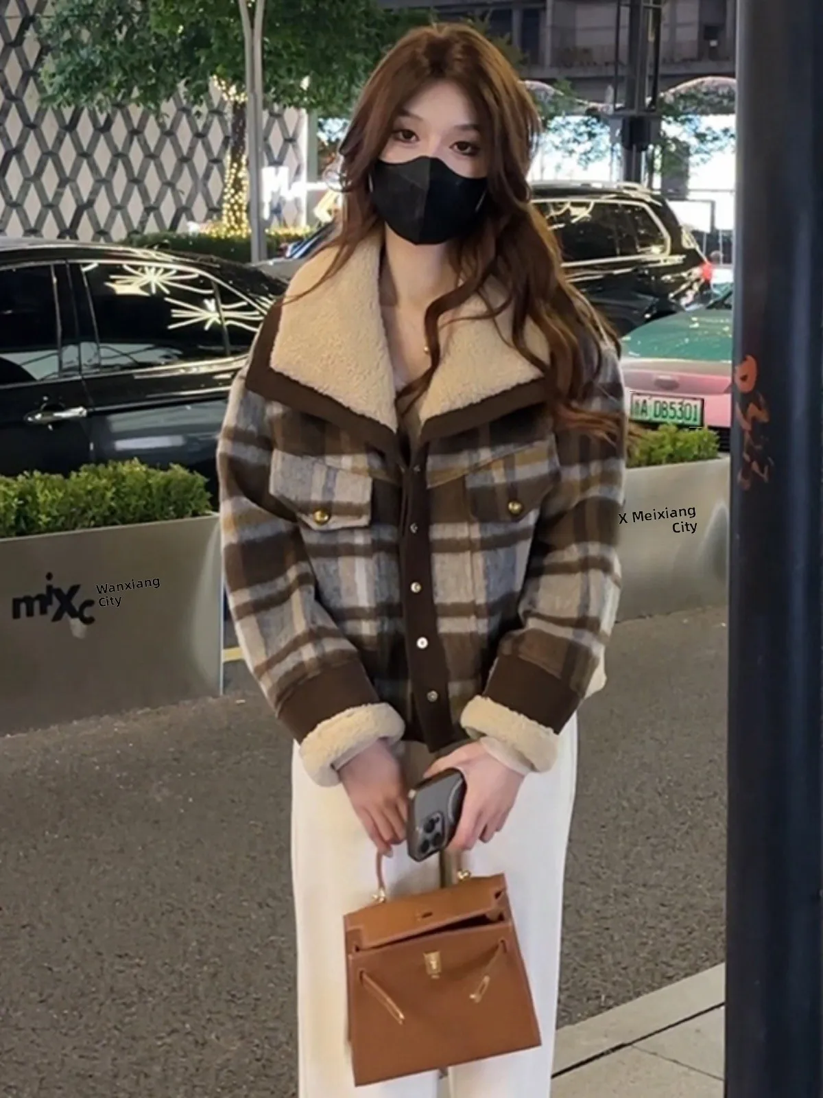 

Стеганое короткое пальто в клетку для женщин: утепленное, осенне-зимнее, с большим воротником, на пуговицах, с карманами, в повседневном стиле