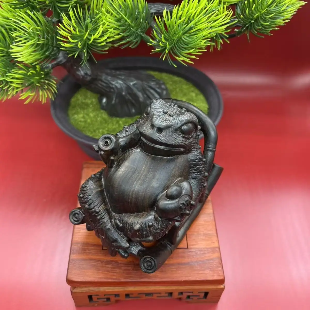 Currently engaged in agarwood carving, cultural and recreational activities, using hand-held handles to attract wealth and treas