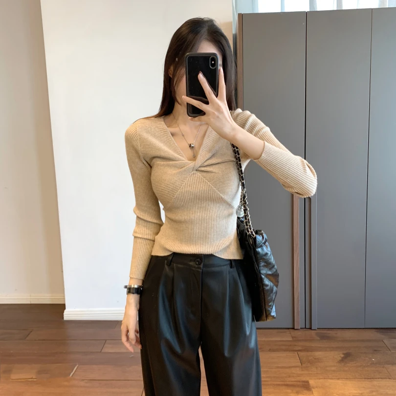 

The Casual Sle Slim Fit Knitted Base irt V-Ne Twist Knot Waist Cinching Soft And Fine Polyester Blend Long Sve Top