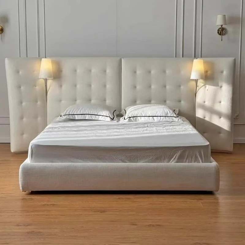 سرير قماش إيطالي بسيط لغرفة النوم الرئيسية وشاشة عريضة وظهر عالي 1.8 متر من القماش الكريمي وسرير مزدوج ناعم #1