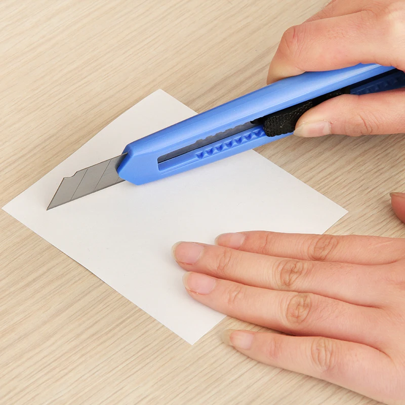 Deli Utility Knife Retractable 18mm SK5 Metal Blade Cutter for Home School Supplies Art Craft Paper Box Cutting Knife Tool
