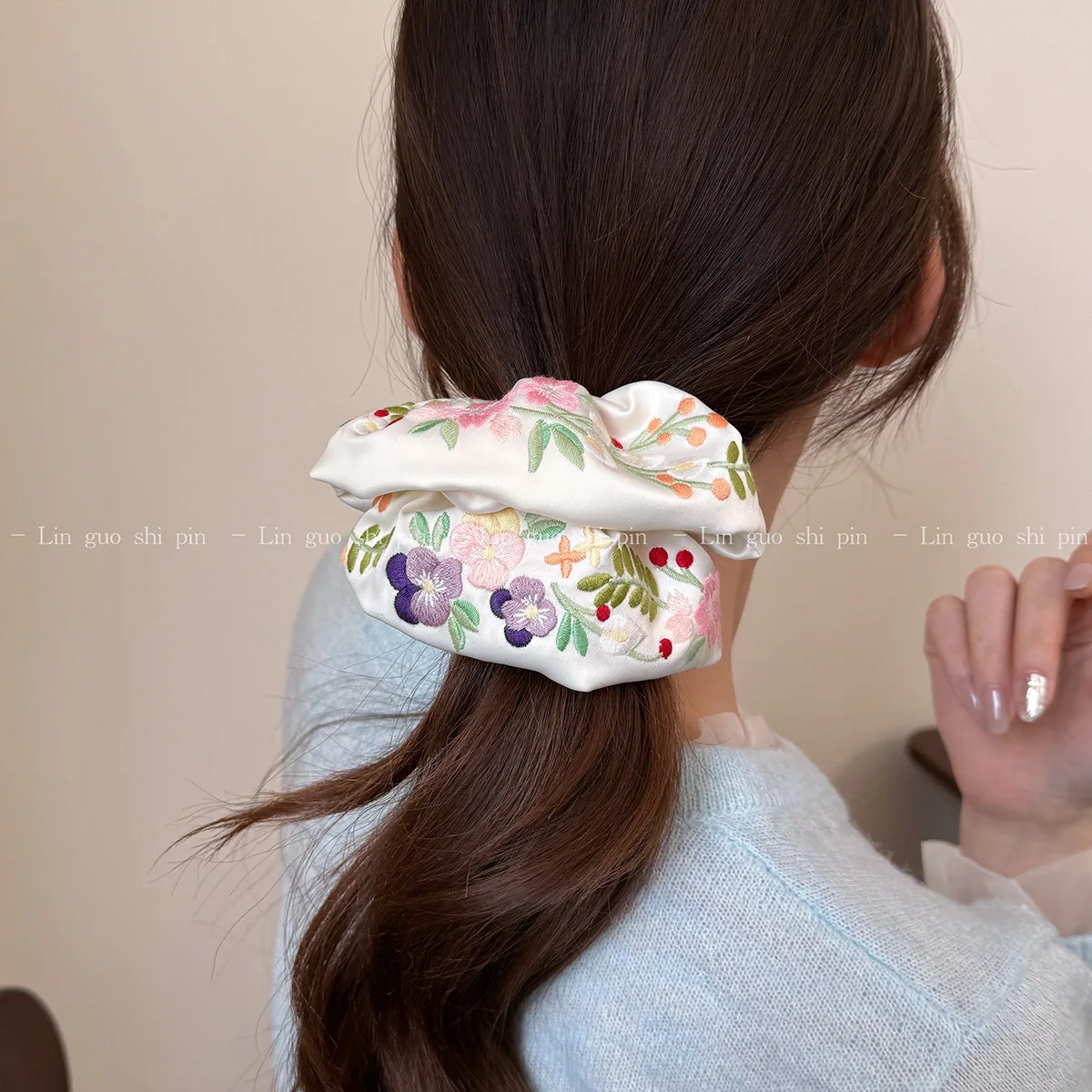 

Hot Selling Satin Scrunchies with Floral Embroidery Fresh Elegant High Stretch Hair Ties for Women Low Ponytail Bun Holder