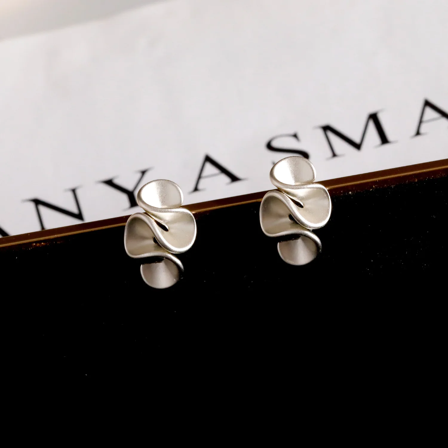 Brincos geométricos plissados de chá de leite para mulheres, brincos borda babados populares, brincos design, 2024