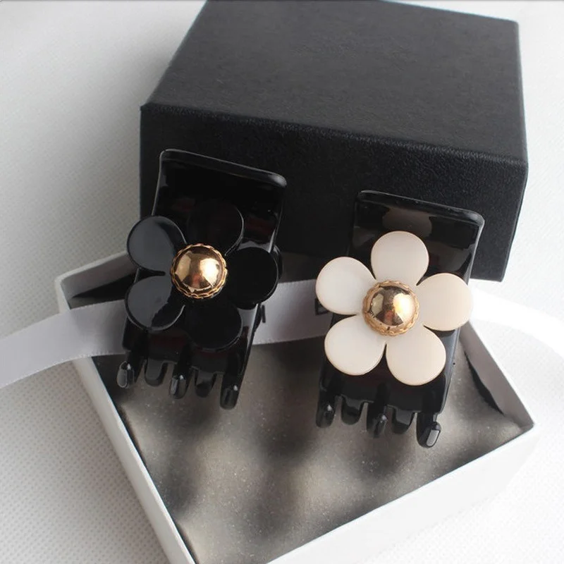 Fashion Flower Women Hair Clips Luxury Black White Small HairClip Barrette Girls Sweet Hairpins Crab Clips Hair Accessories