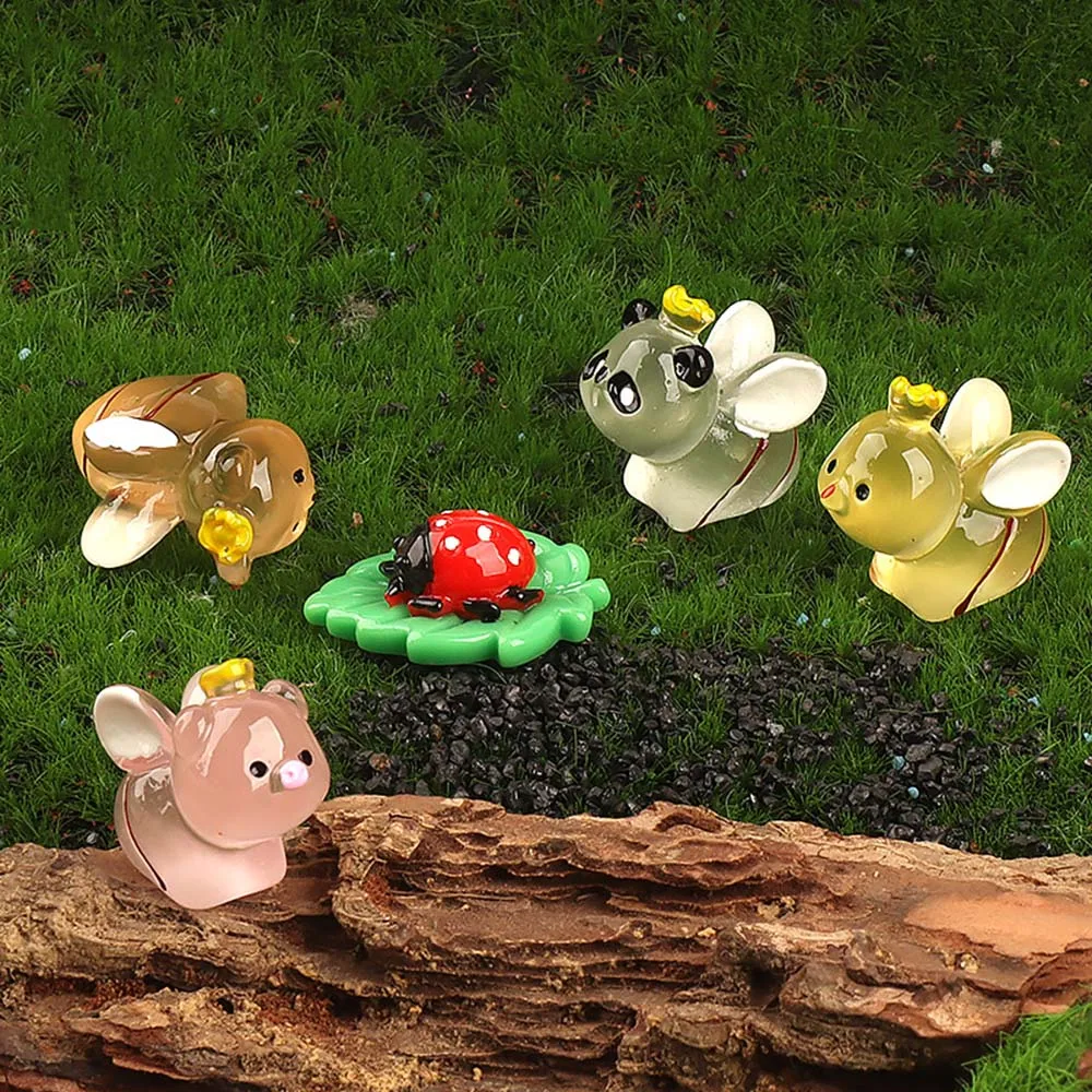 Adorable Bee-shaped Resin Ornaments with Luminous Effect Perfect for Miniature Scene Layout and Home Decorative Embellishment.