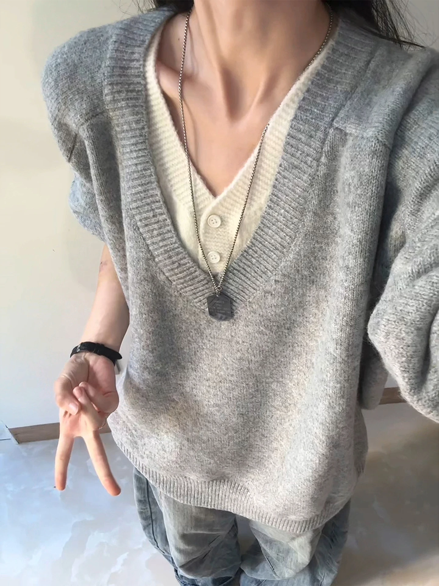 

Светло-серый свободный трикотажный джемпер унисекс с V-образным вырезом, осенне-зимний, мягкий, удобный, в стиле ретро, имитация двухслойности, модный топ для молодежи
