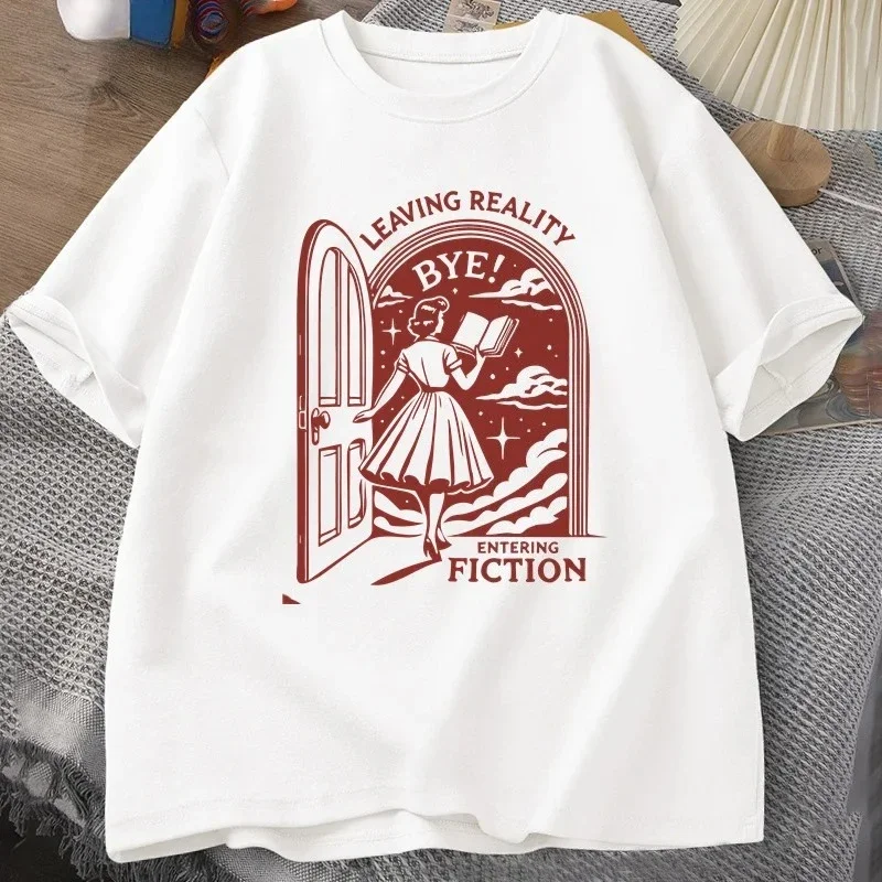 

A man leaves reality and steps into a short-sleeved T-shirt with novel pattern prints, a retro streetwear for book fans