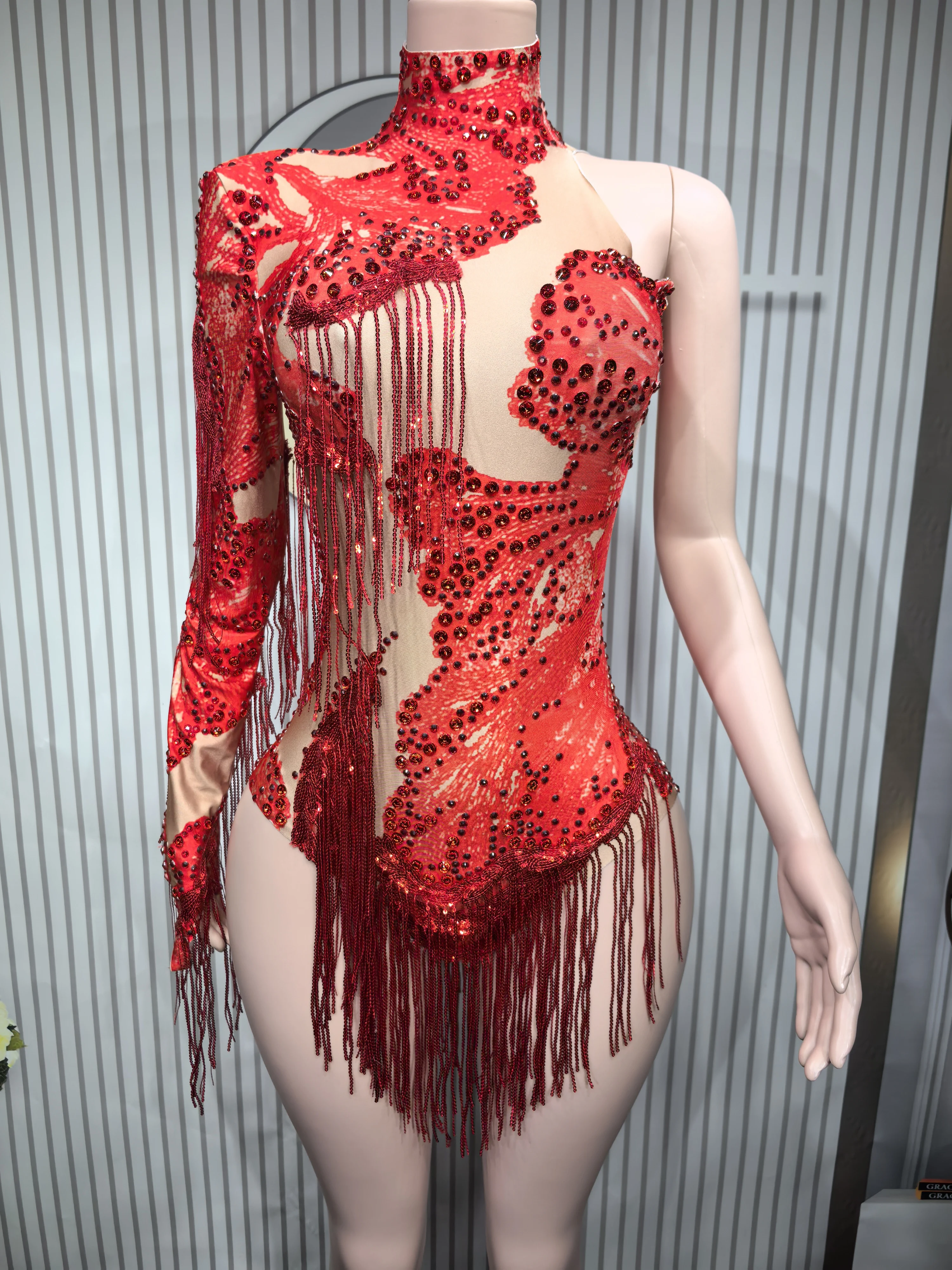 Рисунок 4 - Сексуальный узкий купальник для певицы