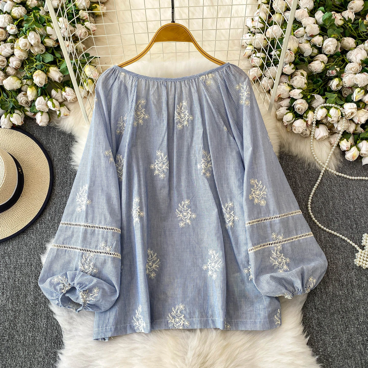 Niebieskie bluzki damskie w paski z haftem, nowa jesienna moda, dekolt w serek, sznurowane, luźne koszule chroniące przed słońcem, damskie bluzki do pracy.