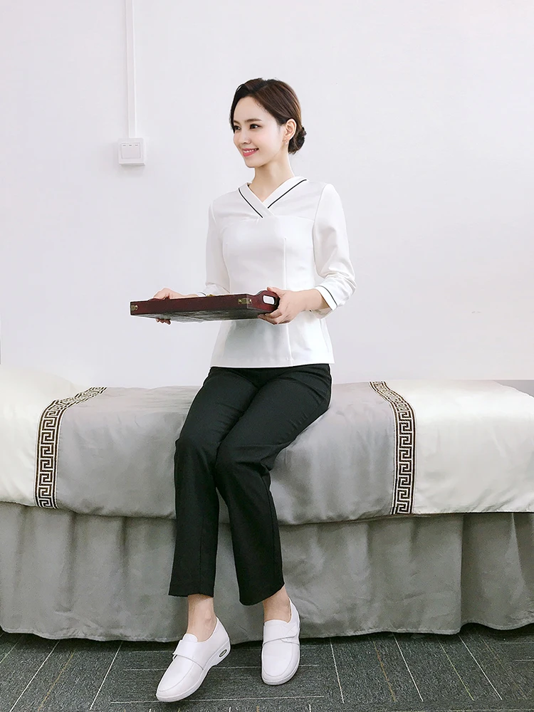 

Осенне-зимний комплект униформы для массажистов и косметологов: для салонов красоты, спа-центров, медицинских учреждений, магазинов для педикюра. Из полиэфирного волокна.