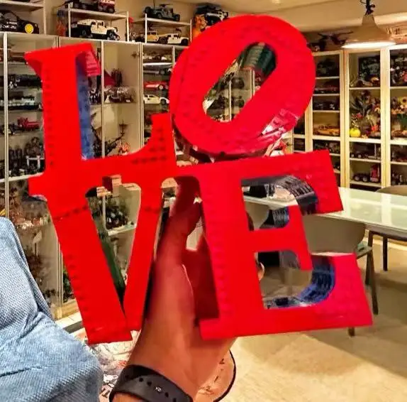 new Collector's Edition Love & Roses Compatible Model Express Love & Romance Suitable for Holiday Gift Set