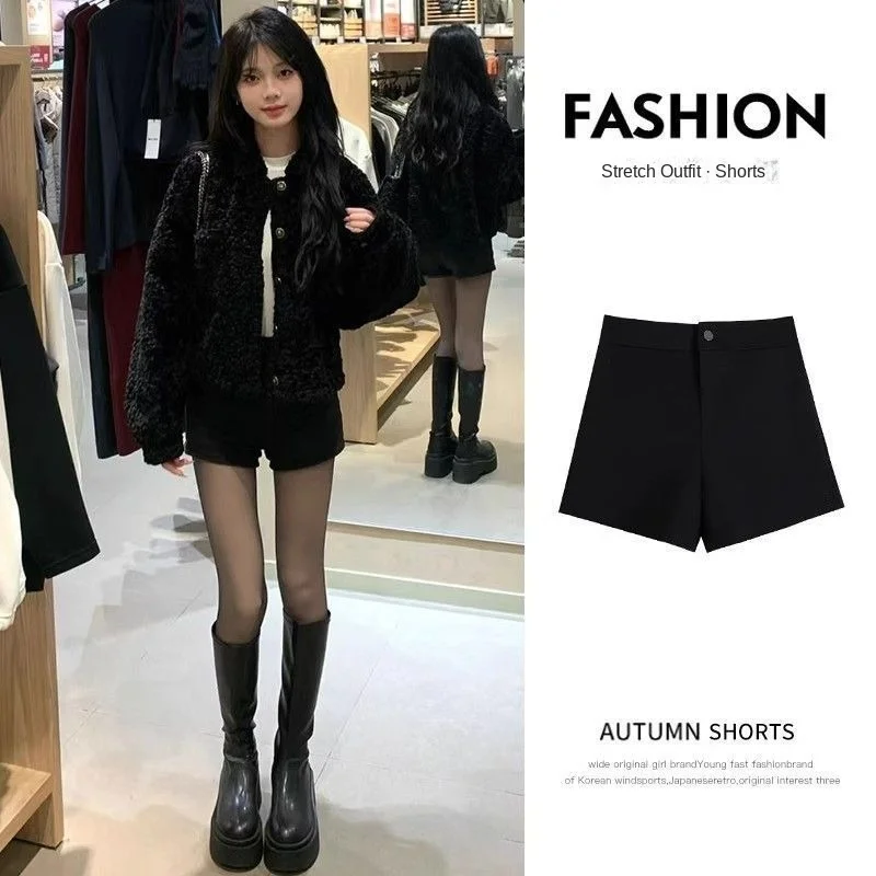 

Носите черные шорты для женщин весной и летом. Новинка 2023 года с высокой талией для похудения в сочетании с сапогами. Пикантный американский стиль.