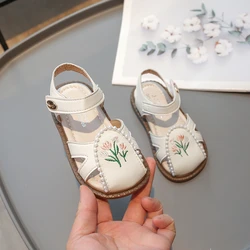 Scarpe eleganti estive retrò di marca per bambine con punta chiusa fiori ricamati sandali per neonati bambini donna scarpe morbide per camminatori