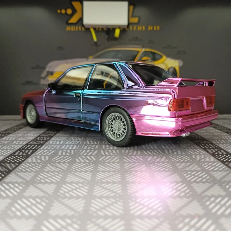 1:24 BMW M3 liga modelo de carro decoração, portas e capô do motor, porta-malas pode ser aberto tem funções de som e iluminação simuladas
