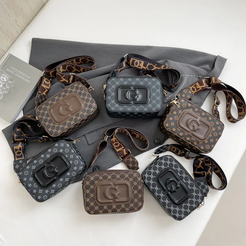 

2025 New Retro Fashion Wide Shoulder Strap Trend Single Shoulder Crossbody Bag Casual Temperament All Match Commuter Woman Bag