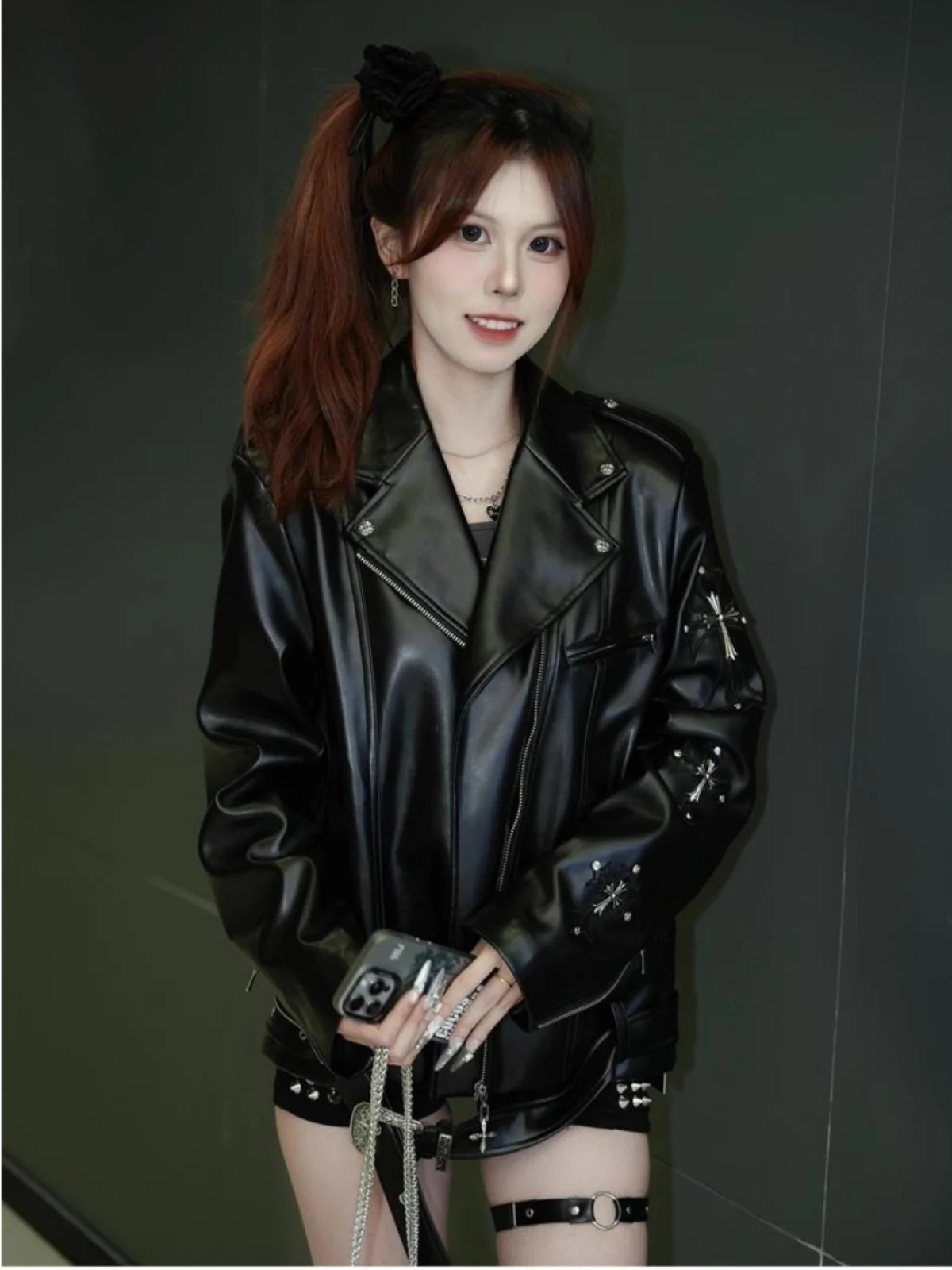 เสื้อแจ็คเก็ตหนังทรงหลวมสไตล์สตรีทสำหรับผู้หญิง แบบ Biker สั้น แฟชั่นเซ็กซี่ ซิปสีพื้น คอวี แขนยาว