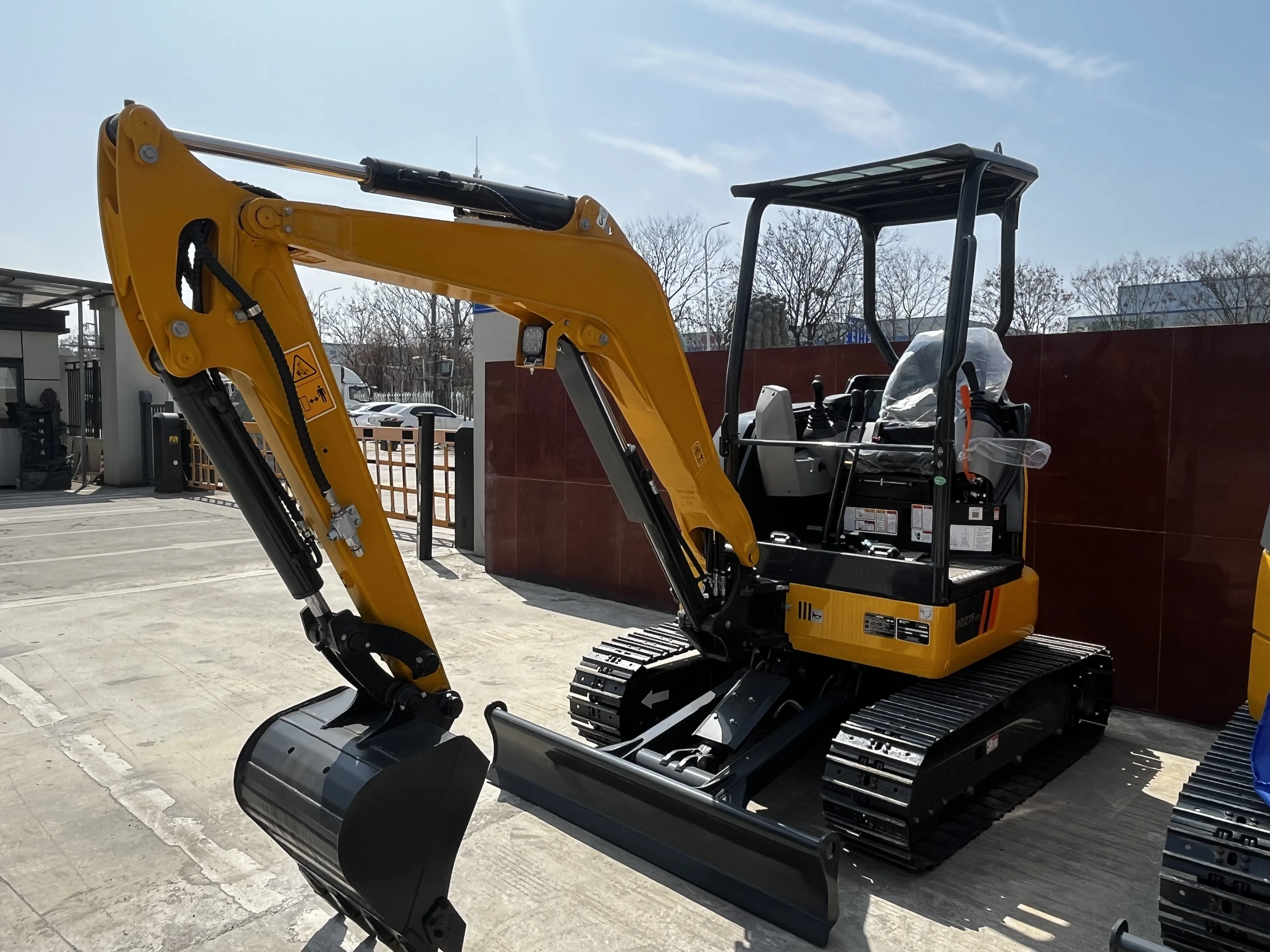 Light‑Duty Mini Excavator 1‑5 Ton Crawler Digger, Retractable Track Chassis  Farm Work Home Backyard Excavation
