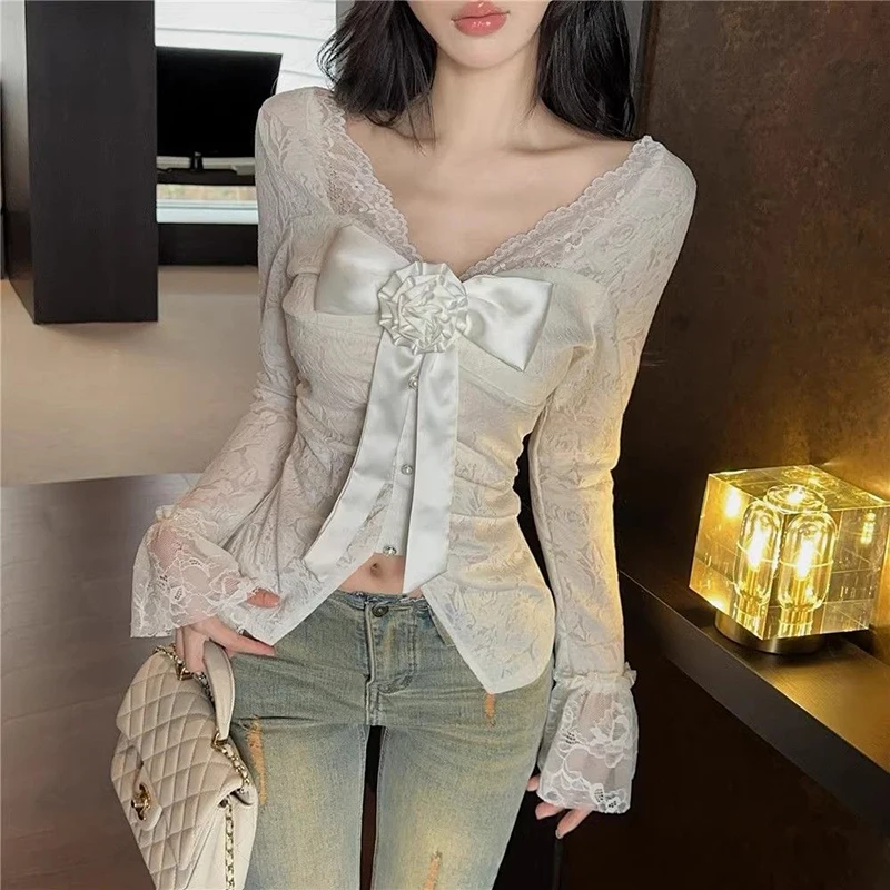 Elegancka, seksowna bluzka damska w stylu koreańskim z kokardą, długim rękawem, koronkową, prześwitującą koszulą Harajuku Y2K, dopasowany krój, dekolt w serek, słodka, biała, szykowna bluzka.