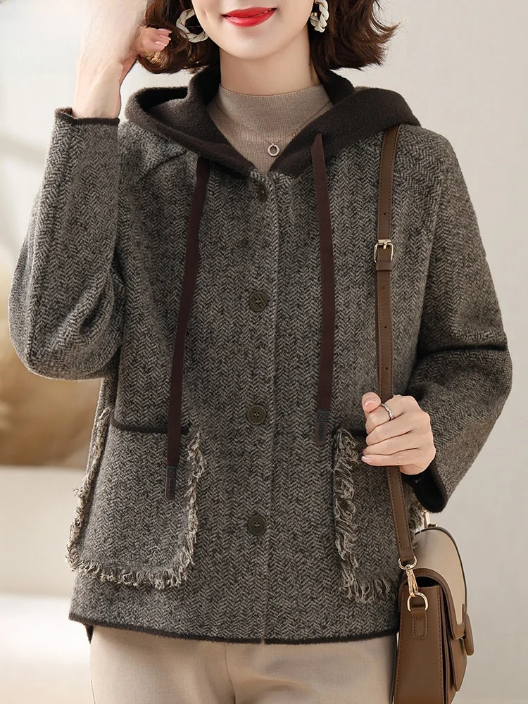 

Осенняя модная верхняя одежда 2024: Новинка! Вязаный кардиган с капюшоном для женщин среднего возраста, свободный крой, стандартный рукав, полиэстер.