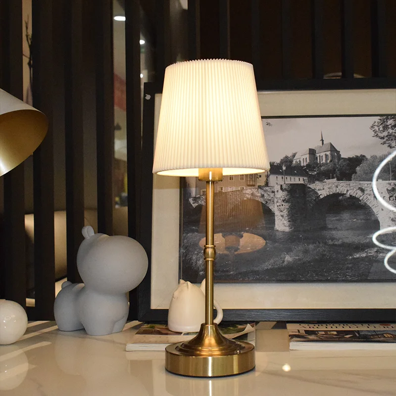 Mesita de noche, comedor, Control de Sensor táctil, brillo de 3 niveles, luz LED de mesa de Metal inalámbrica, lámpara de escritorio con pantalla de tela portátil