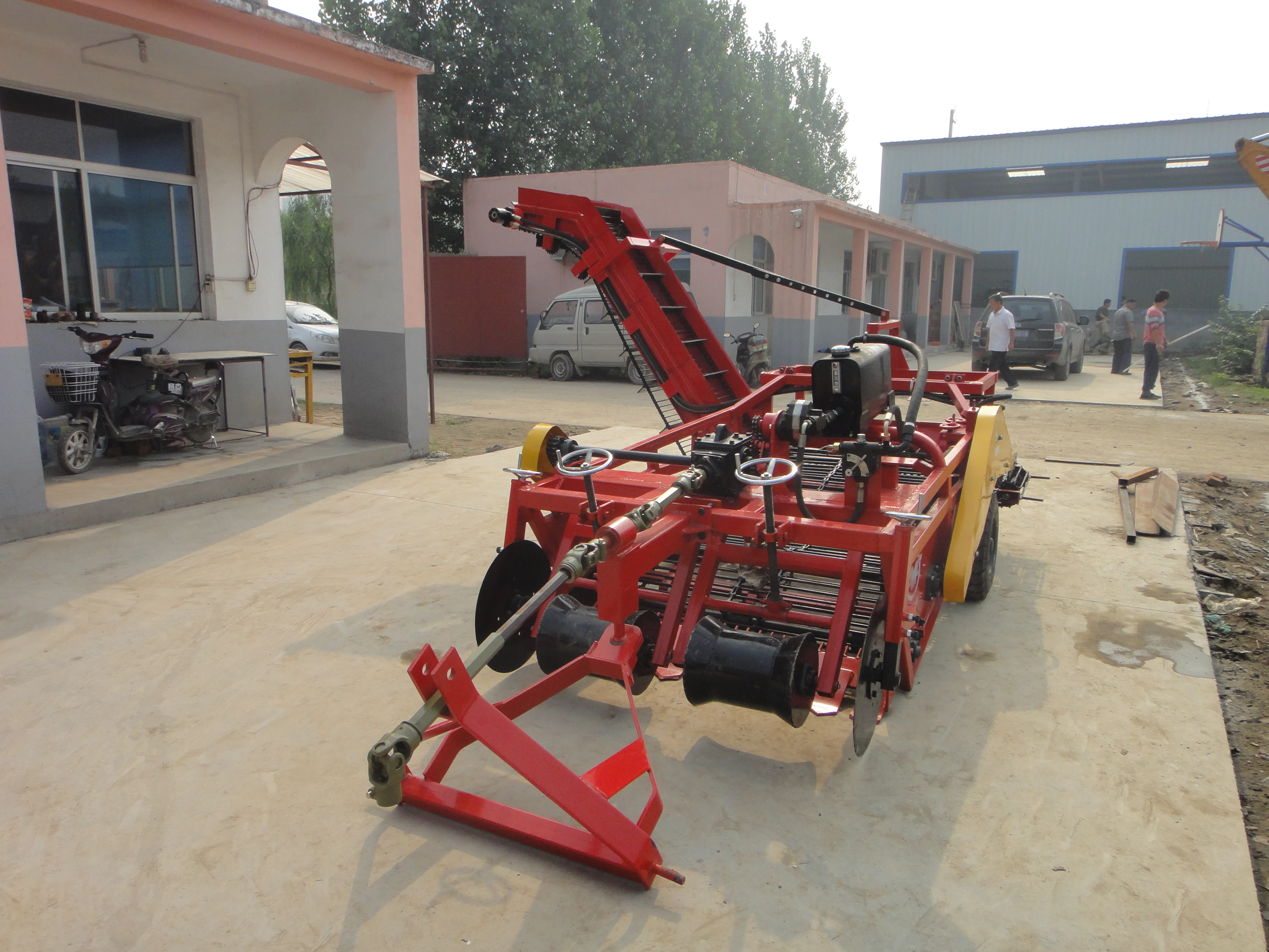High Output Automatic Loading Potato Harvester Double Rows 1300mm Working Width