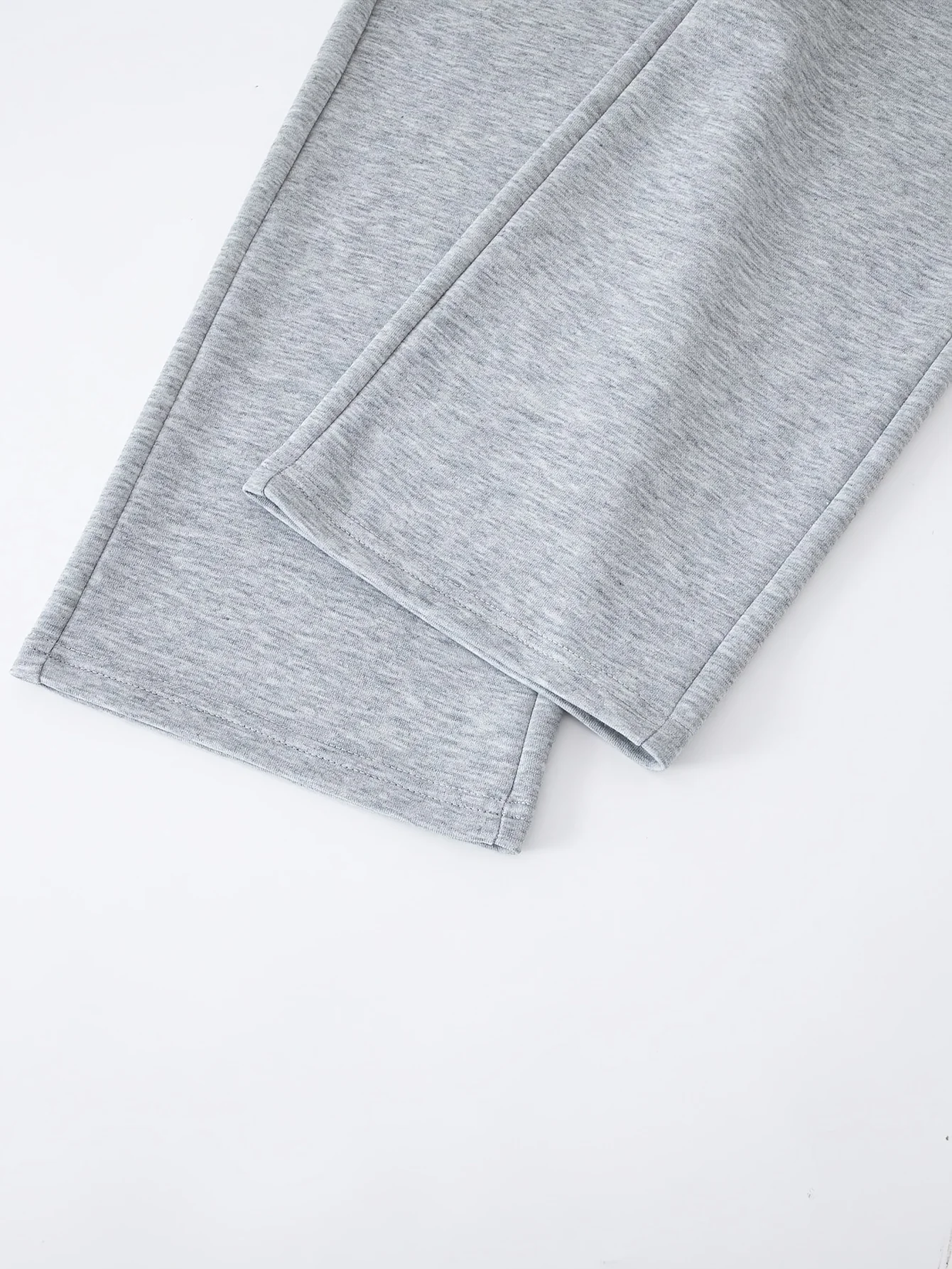 Lässige, weit geschnittene Mädchenhosen (2er-Pack, erhältlich in Grau oder Marineblau); mit elastischem Bund und weißem „68“-Aufdruck am Bund. – Detail 5