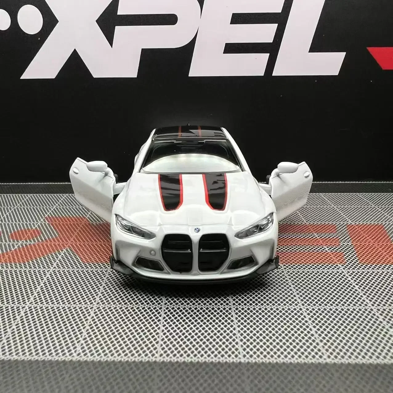 1/36 BMW M4 CSL G82 セダンおもちゃの車のミニチュアモデル RMZ CiTY フリーホイールプルバックダイキャスト合金コレクションギフト子供のための少年
