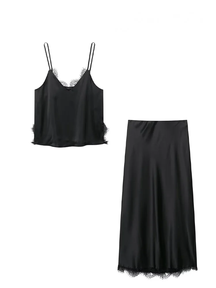 Letni damski komplet: czarny satynowy top na ramiączkach z koronkowymi zdobieniami, bez rękawów, z dekoltem w serek i odkrytymi plecami + midi spódnica.