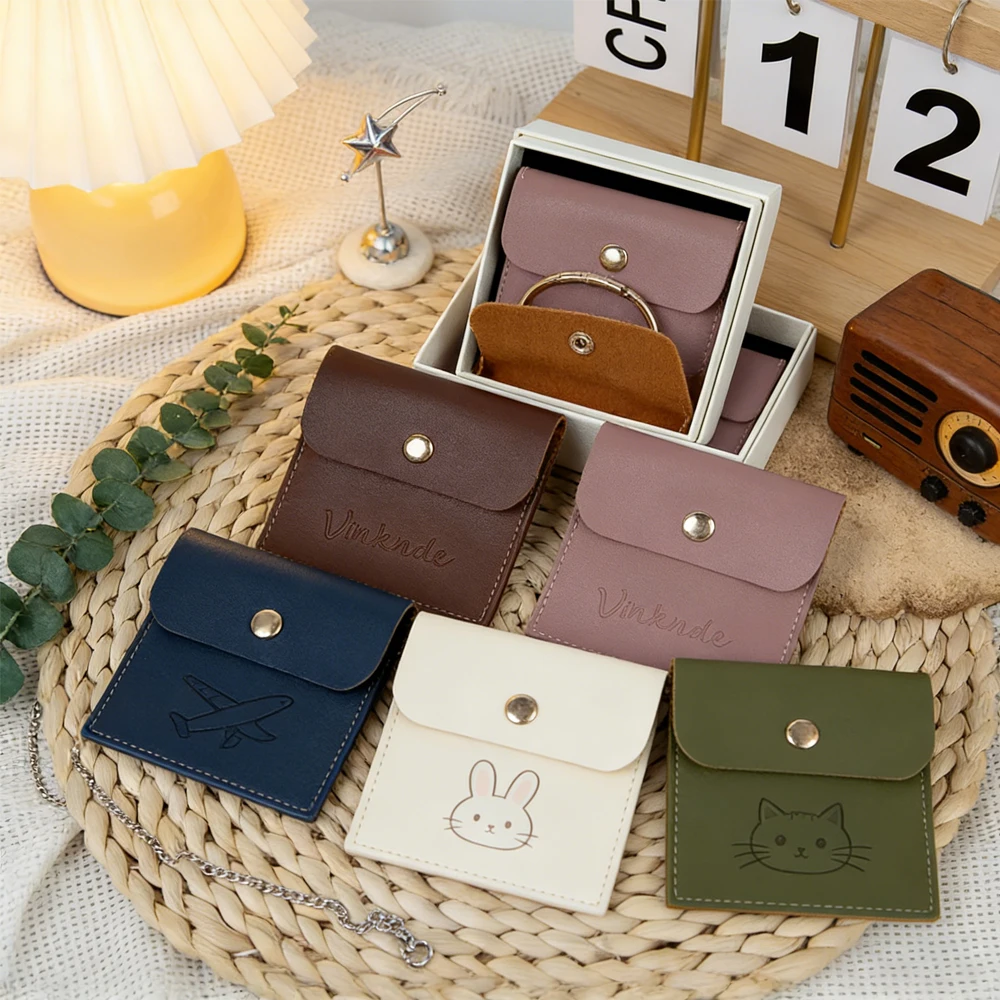 

50 шт./лот, 8x8 см, кофейные пакеты из искусственной кожи для упаковки ювелирных изделий, с возможностью персонализации логотипа, для ожерелий, колец, браслетов, серег, органайзеры-футляры на кнопке