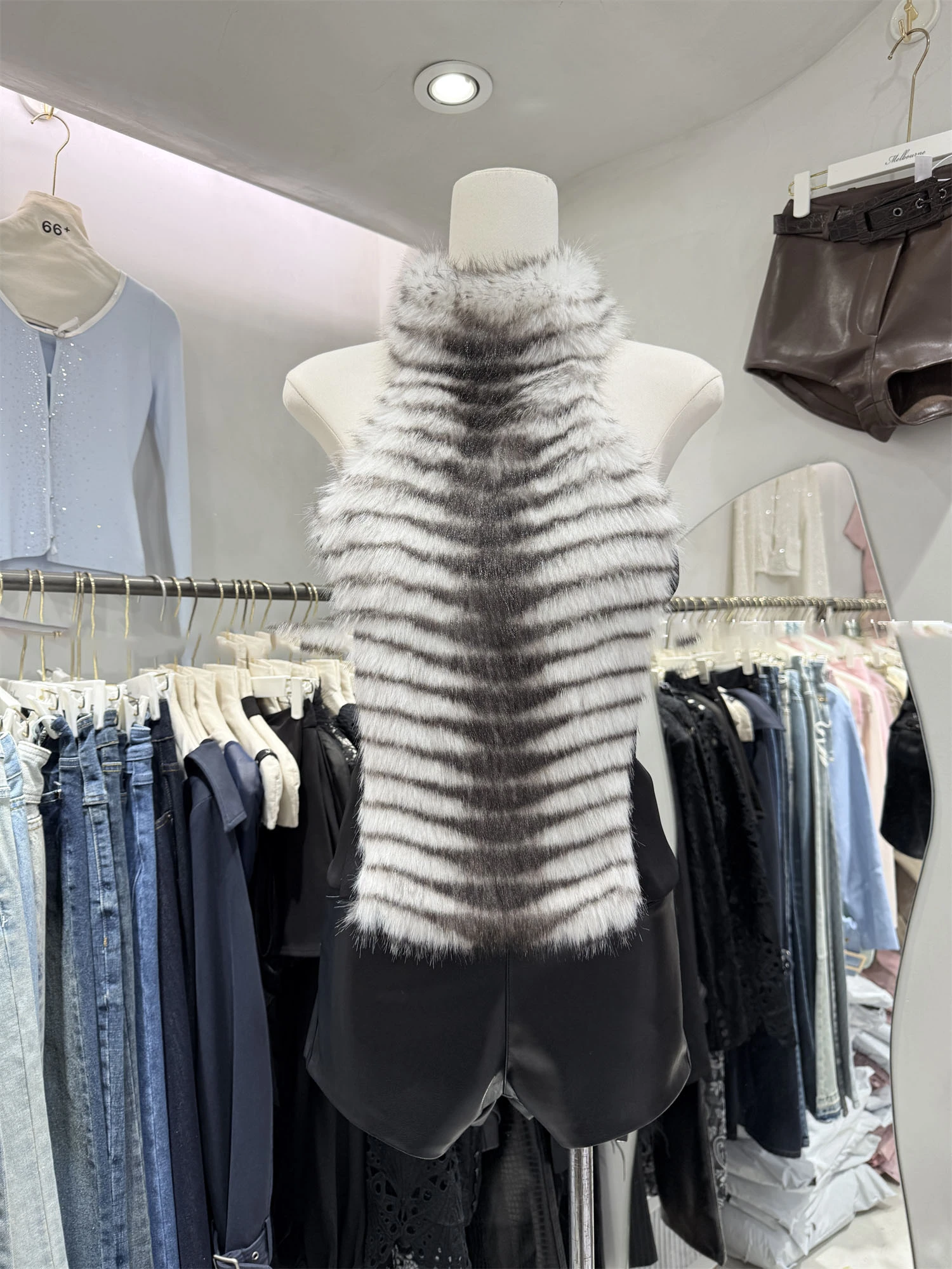 

Женская весенне-осенняя сексуальная майка с открытой спиной и лямкой на шее из искусственного меха в полоску, женская водолазка без рукавов, тонкий топ