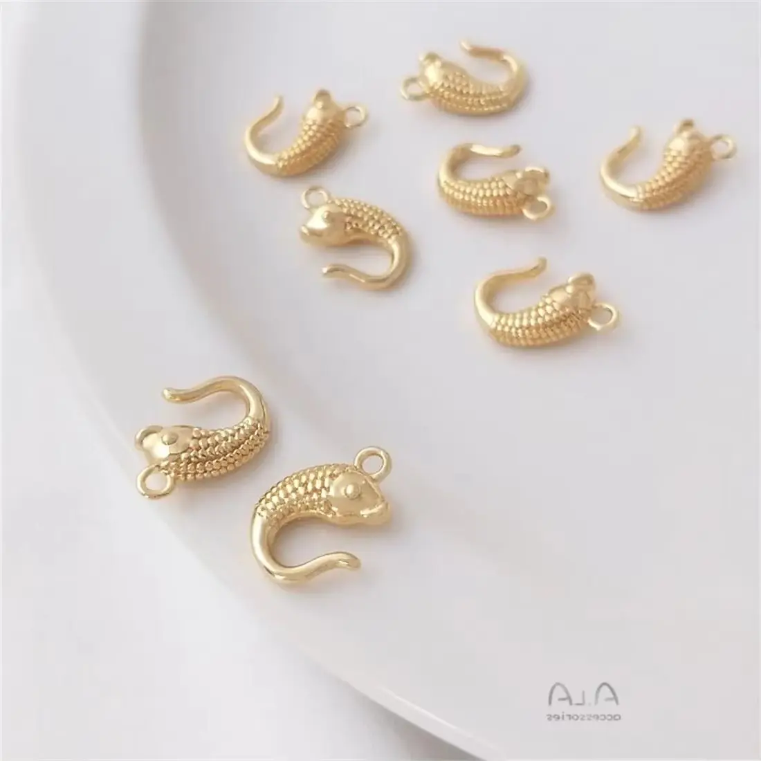 

14K Bag Goldfish-shaped Connecting Buckle Pendant Hook Finishing Buckle Handmade Jewelry Buckle Diy Necklace Buckle Accessories