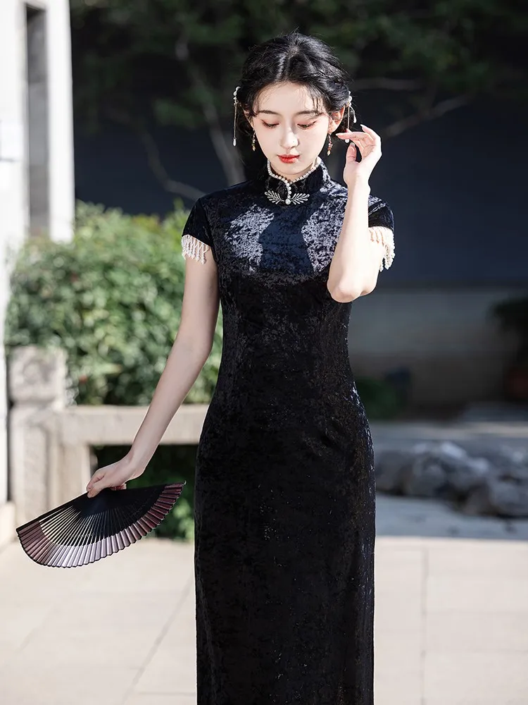 Vestido de banquete elegante de estilo chino largo de terciopelo cheongsam ajustado negro