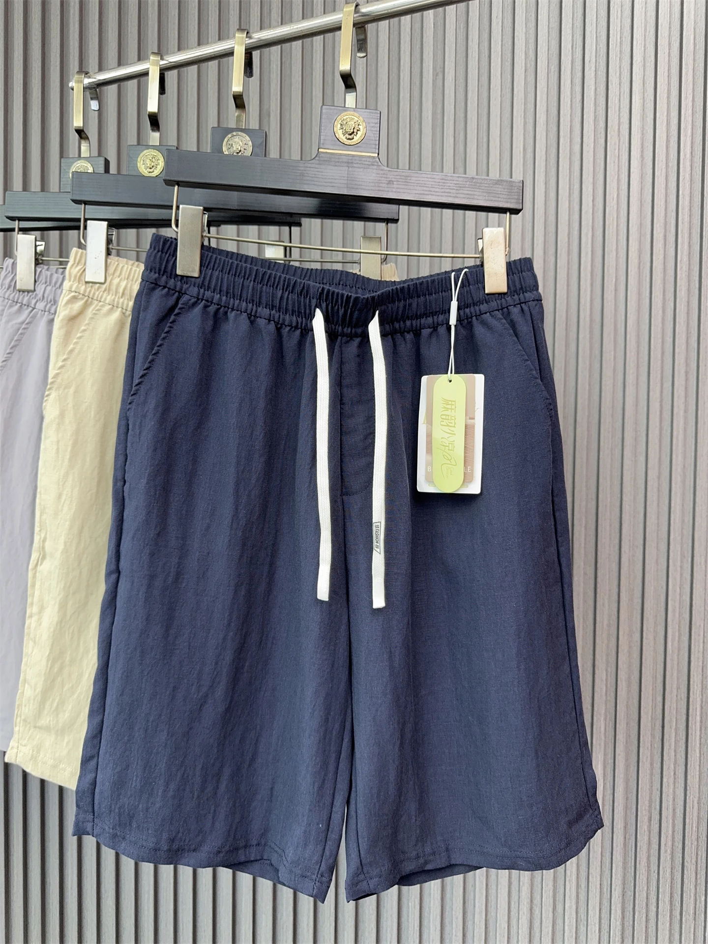 

Ультракомфортные мужские летние льняные шорты: повседневные, дышащие, с охлаждающим эффектом, свободного кроя, прямые штанины, длина до колена.