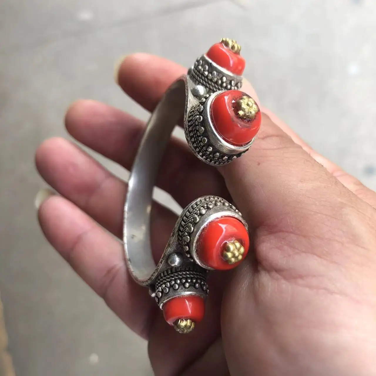 

The Nepalese-style Tibetan silver inlaid ruby loose-mouth bracelet is suitable for daily wear