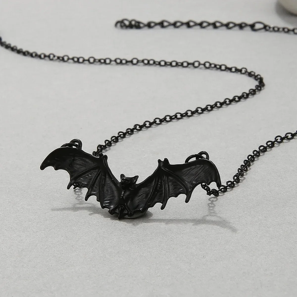 

Men and Women's Retro Punk Bat Shaped Pendant Necklace, Retro Fashion Necklace, Animal Necklace, Bat Shaped Neck Accessory, Gift