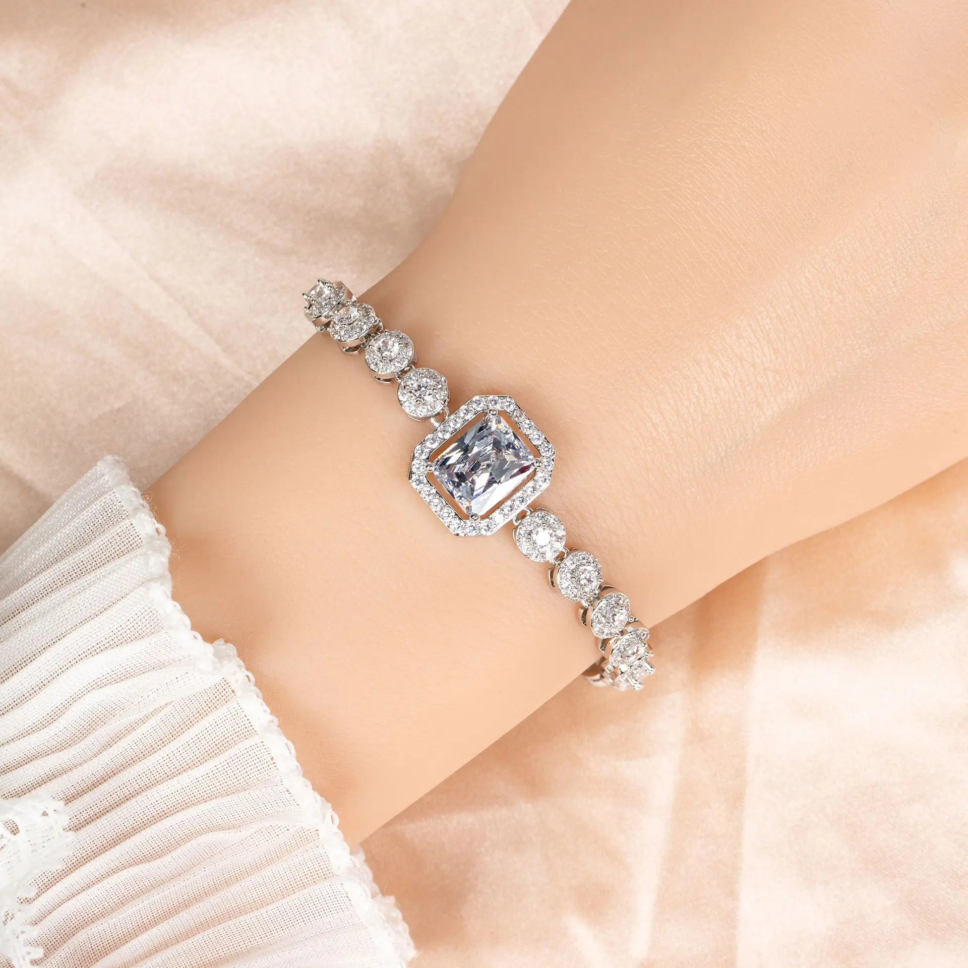 

Elegant and gentle pop white bracelet daily jewellery women's focus multi-color accessories Dubai wedding holiday gift ball Z-82