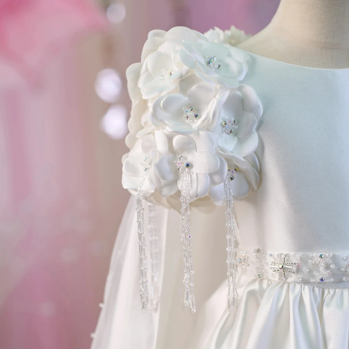 فستان فتاة الزهور من الساتان الأبيض لحفلات الزفاف من الساتان المطرز بالزهور الفاخرة الأنيقة للأطفال لحفلات أعياد الميلاد فستان التواصل الأول حسب الطلب