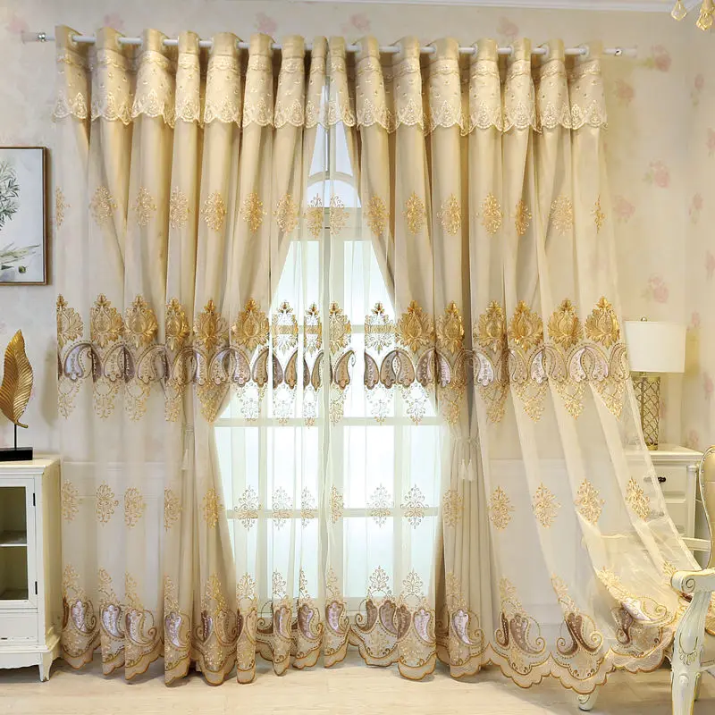 

Изысканные двухслойные шторы бежевого цвета с цветочной вышивкой и прозрачным тюлем – элегантный декор для спальни и гостиной