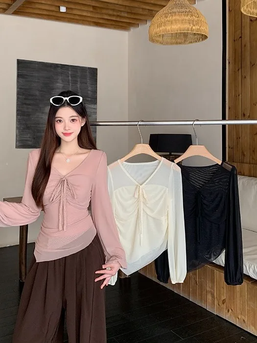 

Женская блузка больших размеров в нежном стиле с кружевной завязкой, V-образным вырезом и длинными рукавами, летняя новинка, с завязками на талии, асимметричный топ, модный повседневный стиль