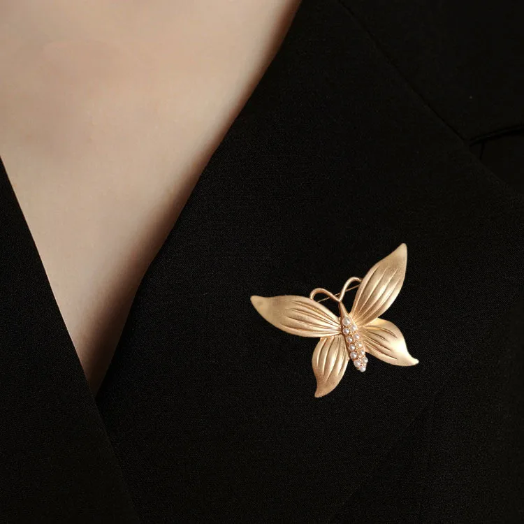 Cross border autumn and winter cardigan coat pin buckle chest, vintage retro matte gold butterfly pearl brooch for women