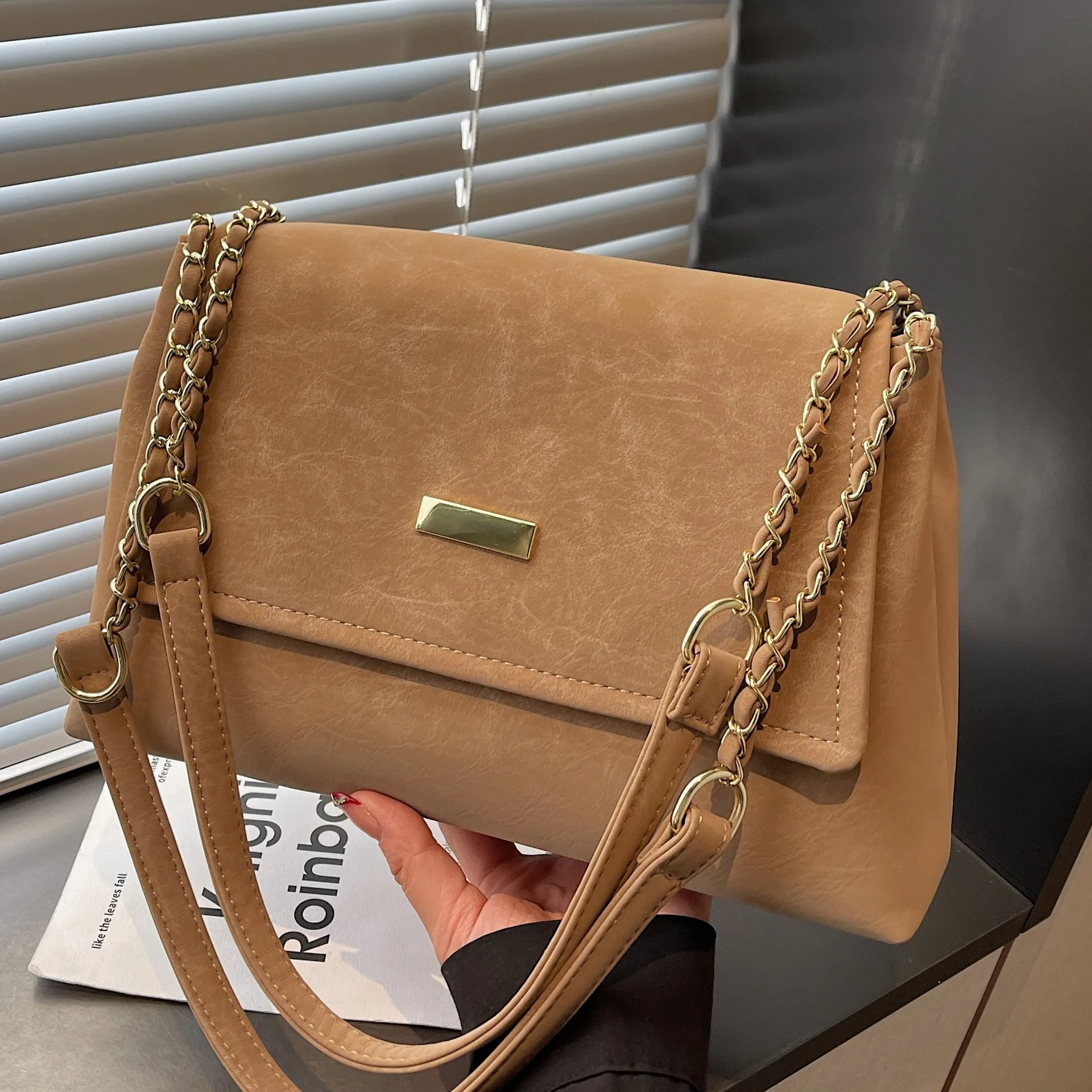 

Niche Sophisticated Vintage Tote - Women's Spacious Fashion Chain, Versatile Stylish Shoulder Bag