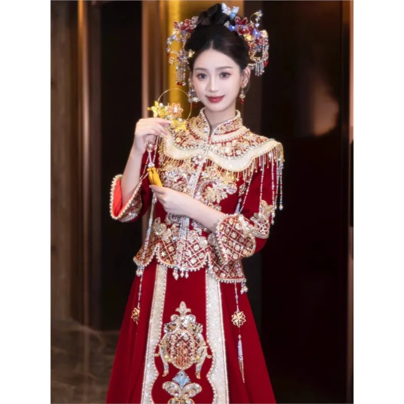 

New Chinese-style wedding attire with a luxurious toasting style for going out and having party