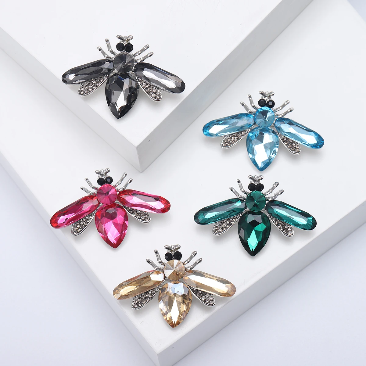 Bee brooch, Japanese and Korean exquisite insect brooch, female retro colored atmospheric dragonfly clothing accessories