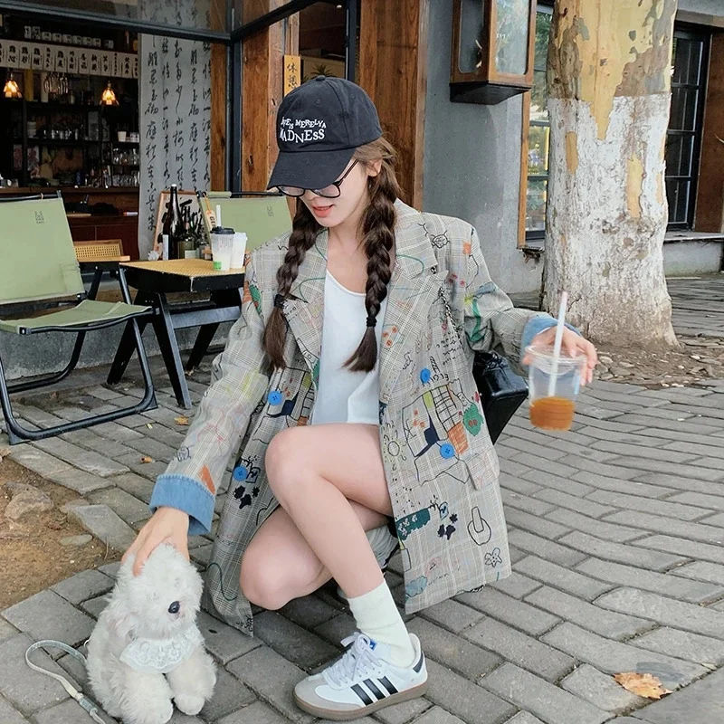 Mała niszowa kurtka z nadrukiem graffiti w kratę, nowy styl na wiosnę i jesień 2025, luźny krój na ramiona, casualowa koreańska wersja, średniej długości garnitur.