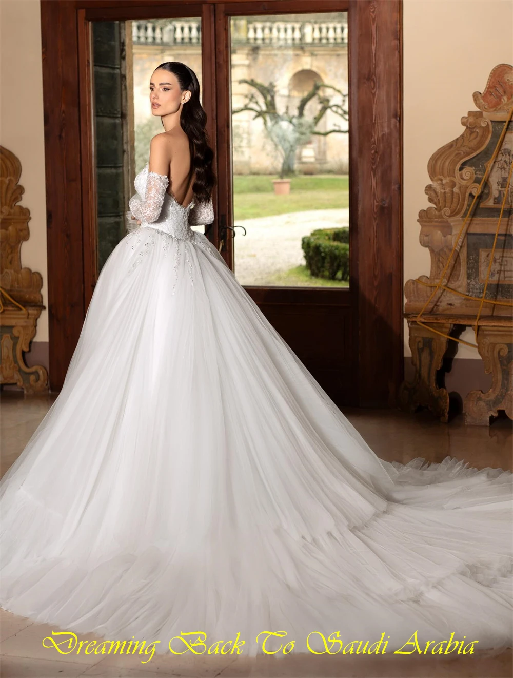 Maßgeschneidertes klassisches weißes Organza-Hochzeitskleid, formelles, trägerloses, ärmelloses Brautkleid, zartes A-Linien-Abschlussballkleid mit Kapellenschleppe