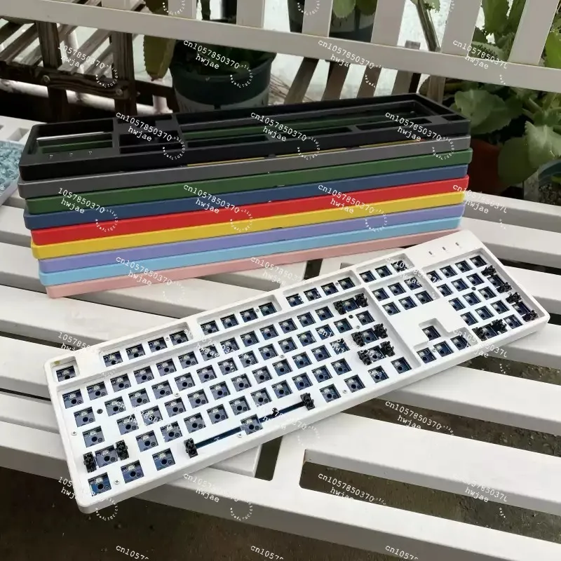Mechanical keyboard 87 kit 104-key RGB shaft seat hot-unplugging TYPEC bond wire separation magnetic attraction upper cover