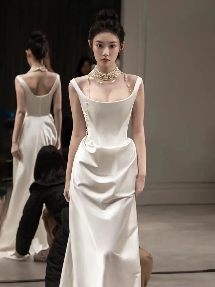 Ein neues Neckholder-Kleid mit Satinstruktur und weißem Haupttüll für Abendkleider