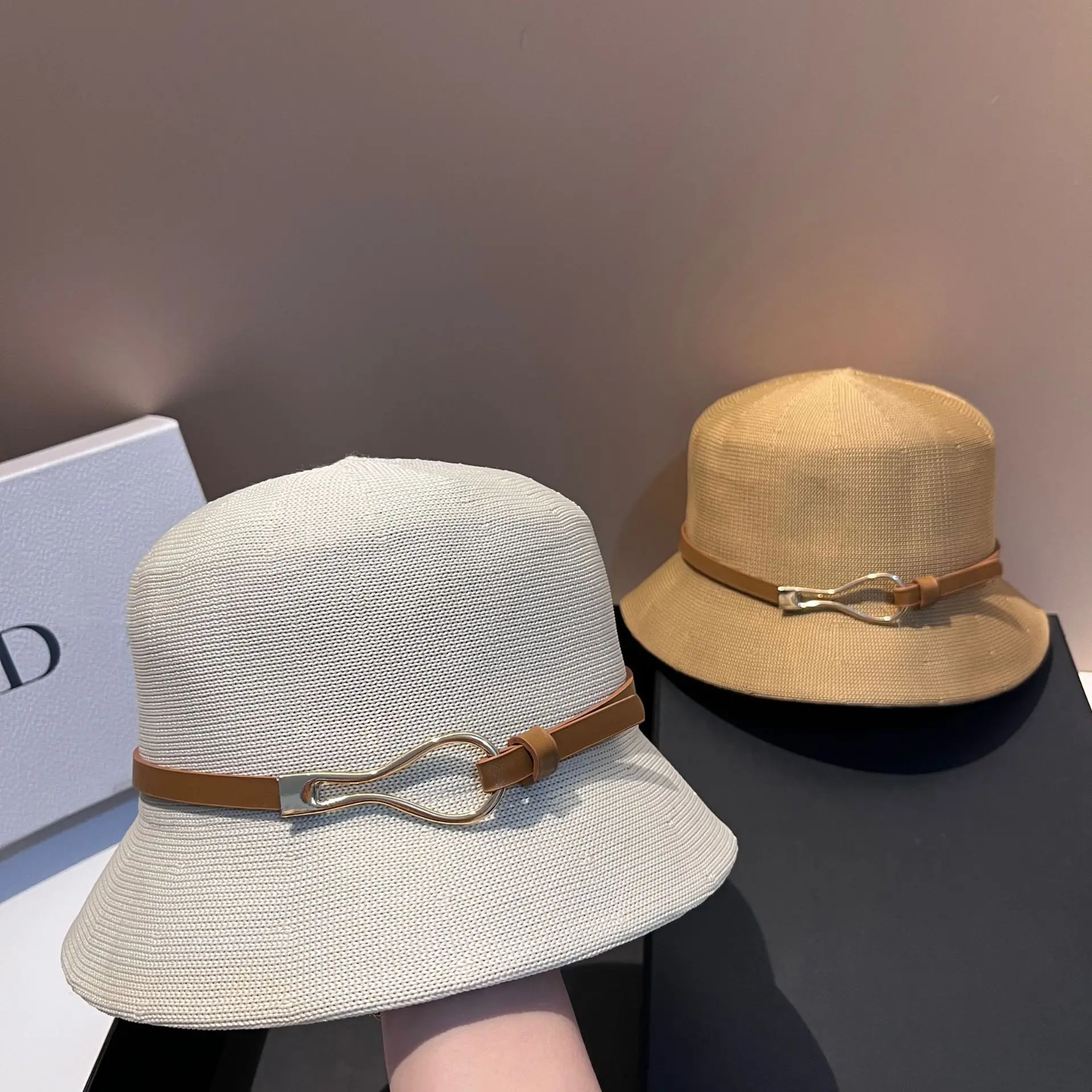 2025 يجب أن يكون لديك! قبعة دلو محبوكة من الحرير الجليدي الخفيف جاهزة للاستخدام الخارجي، بسيطة ومتعددة الاستخدامات مع حزام، حماية أنيقة من الشمس مستوحاة من الطراز الفرنسي