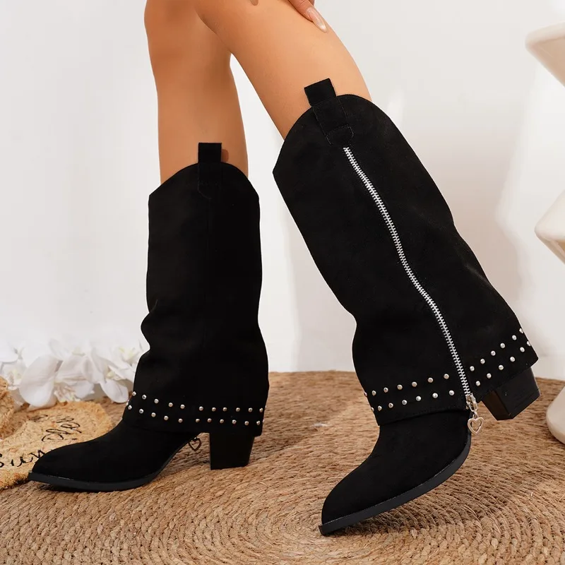 

Замшевые сапоги на высоком каблуке с острым носком и шипами. Женские нескользящие брюки без колена на блочном каблуке.