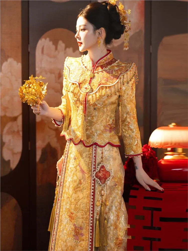 The new style of Chinese-style dragon and phoenix gown with gold plating a wedding dress for brides fitted women